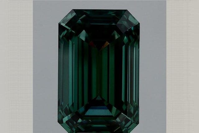 IGI | 8ct | Emerald | FANCY | VVS2 | Excellent