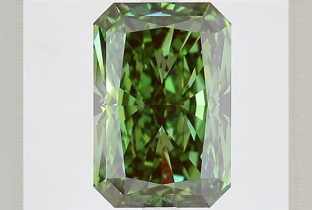 IGI | 4.41ct | Radiant | FANCY | VVS2 | Very Good